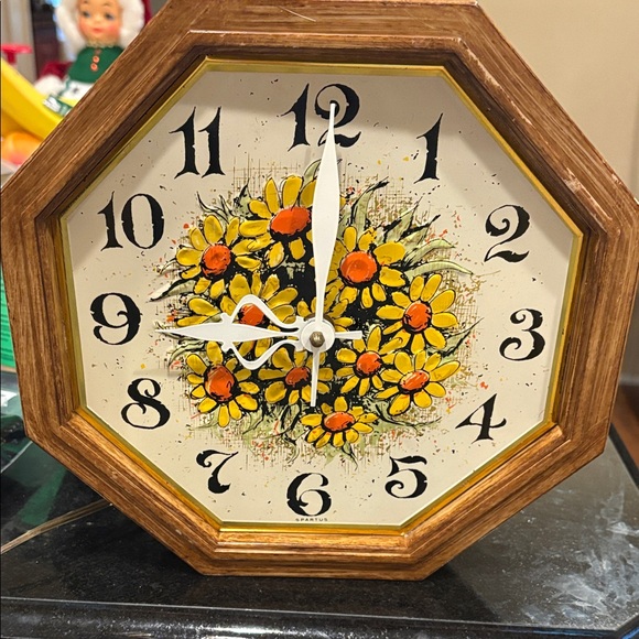 Vintage Sparta Daisy Wall Clock - Picture 1 of 8